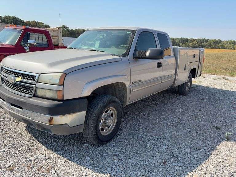 (TITLE) 2005 Chevrolet C2500 HD, 4 Door, 2 Wheel Drive, 140,267 Miles, Automatic, Knapheide Tool Box all Tool Box Doors Need Work, Rust on Lower Panels on Side of Truck, Bottom Sides of Tool Box Have Rust, Tires are Worn, Cloth Interior, Hole in Driver Seat, AC/Heat unknown Condition Vent selector Switch doesn’t Work, AM/FM/CD, No Backseat, Power Windows and Locks, Cruise Control,