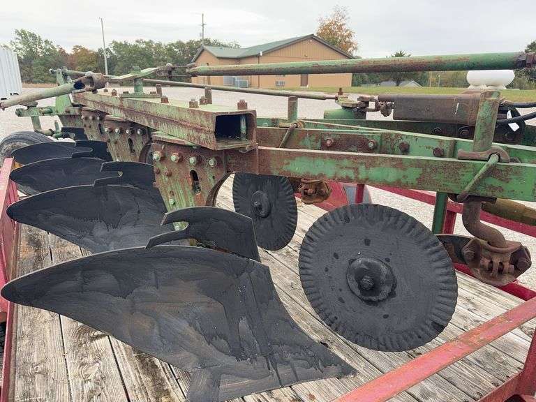 John Deere F 145 H Semi Mounted Plow, 4 /16”, John Deere 2 Way Cylinder, Tire Holds Air, Used This Spring
