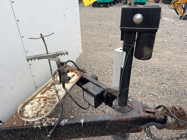 (TITLE) Auction Clerking Trailer, 2000 Model, Star Fire, Clerking Window/ Counter On Both Sides, Air Conditioner Needs Work, Lights Work,Bathroom And Propane Furnace, Storage Cabinets, Clean Low Mile Trailer. Good Tires, No Water Leak Marks On Ceiling, Electric Jack, 2 5/16 “ Ball Hitch