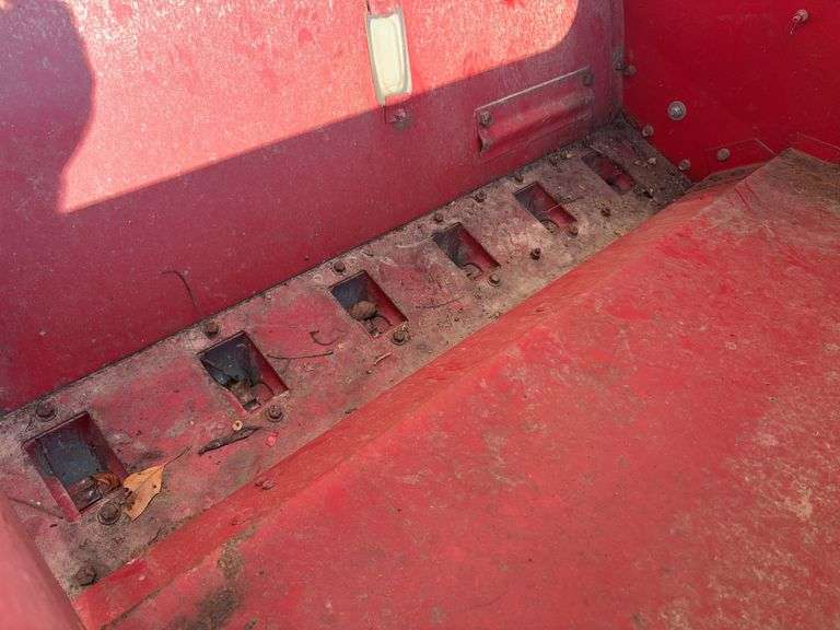 International 510 Drill, 18 Flute  X  7” spacing, Marking Tires in Good Condition, Hydraulic Lift Cylinder, Inside of Box is Clean,