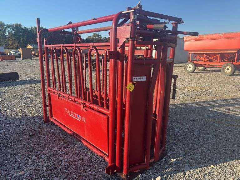 Tarter Cattle Squeeze Chute, Steel Floor, Upper Access Slam Shut Bars, Automatic Head Catch, Rear Drop Gate,