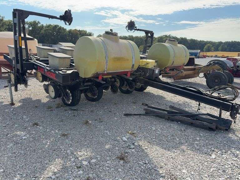 Black Machine 12-13 Planter, Flex Frame, Kinze Units, Precision Corn Meters, Kinze Bean Meters, Fertilizer System, Dickey-John 3000 Monitor, Schaffer Rebounders,