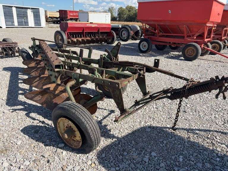 John Deere 4-14 Pull Type Plow, 2 tires hold air and 1 doesn’t hold air, no hydraulic cylinder,