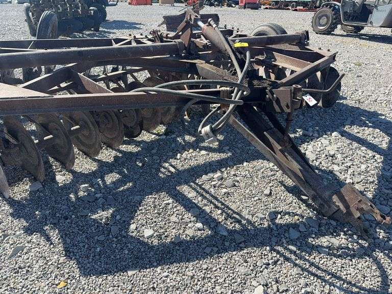 10’ Wheel Disc, Couple of broken disc blades, Disc Blades  have nicks and chips missing in some, 1 wheel hold air and 1 Doesn’t hold air, Disc Blades measure 15 1/2”, hydraulic cylinder,