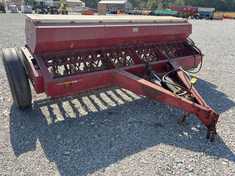 International 510 Drill, 18 Flute  X  7” spacing, Marking Tires in Good Condition, Hydraulic Lift Cylinder, Inside of Box is Clean,