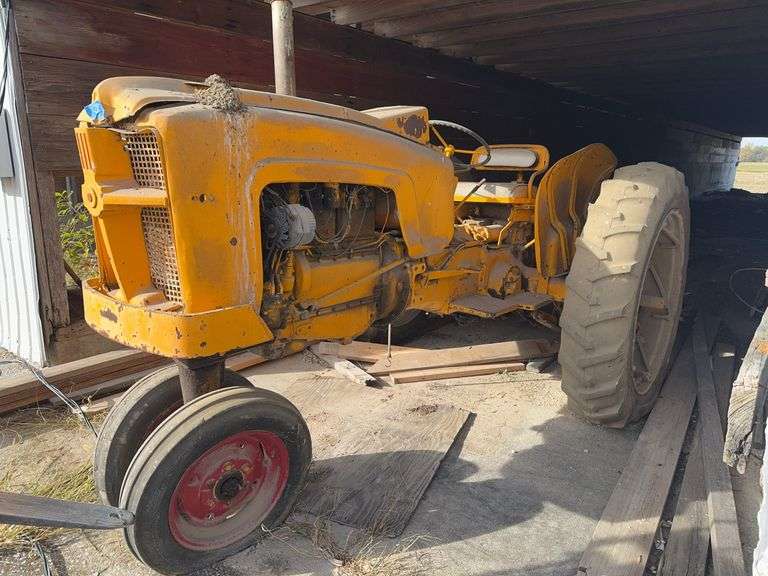 Minneapolis Moline B 1 Tractor, Square Seat, Fenders, Good Sheet Metal, Engine Is Locked, Parts Or Project