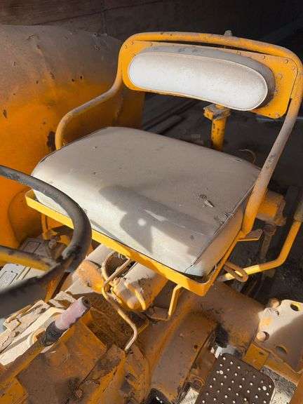 Minneapolis Moline B 1 Tractor, Square Seat, Fenders, Good Sheet Metal, Engine Is Locked, Parts Or Project