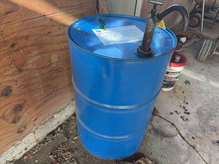 50 Gallon of Chevron 1000 Hydraulic Fluid in Barrel, Manual Pump