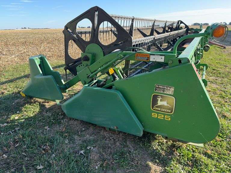 John Deere 925 Grain Head, Fits John Deere 9500 Combine, Fore/Aft Reel Cylinders, Has New Arm on Sickle Drive , Sickle Sections Good , Reel Has Composite Fingers, Stainless Pan, Poly Skids, Well Maintained Head, Header Cart IS NOT Included with Header.  See Lot #307A.