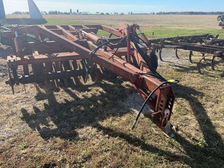 Sunflower Trash Mulcher/ Disc Chisel Plow, Model 1211-11, 11’ Wide, 19” Blades, Blades Are In Good/Fair Condition, Knives in Good Condition,  Uniroyal Tires 9.5L-15SL in Fair Condition (Cracks), Cylinders Rebuilt 2-3 Years Ago, Good Bearings