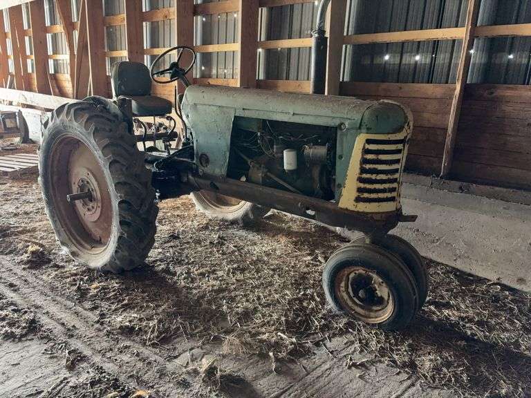Oliver 66 Tractor,  Parts or Project, Tires are Dry Rotted, 3 pt Hitch, 540 PTO,  Narrow Front