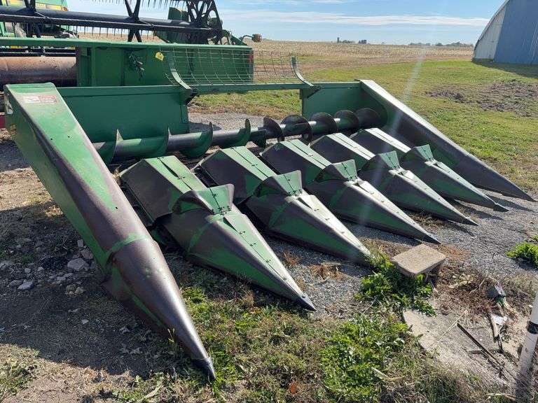 John Deere 643 Row Corn Head, Oil Bath, Ear Savers, Rebuilt 3 years ago-Chains, Sprockets, Deck Plates, Chain Tighteners, Field Ready