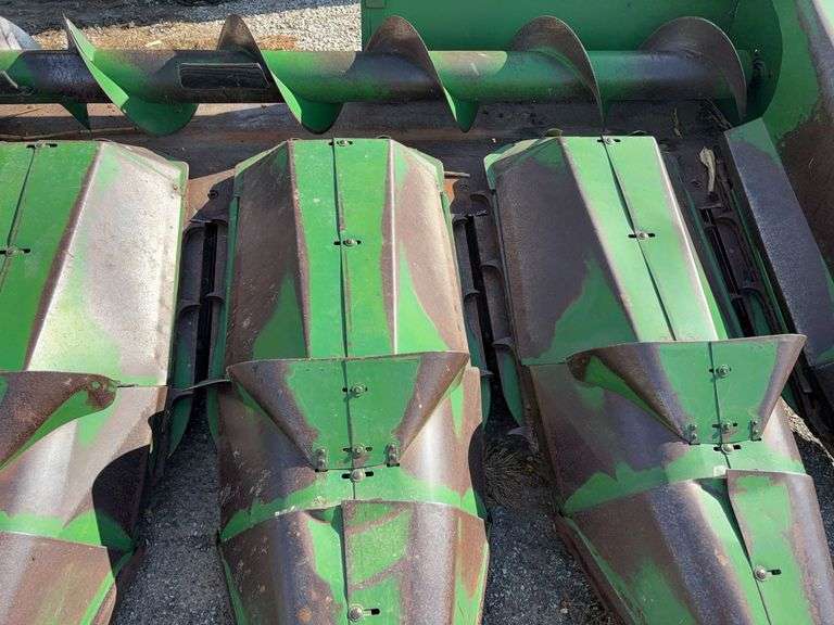 John Deere 643 Row Corn Head, Oil Bath, Ear Savers, Rebuilt 3 years ago-Chains, Sprockets, Deck Plates, Chain Tighteners, Field Ready