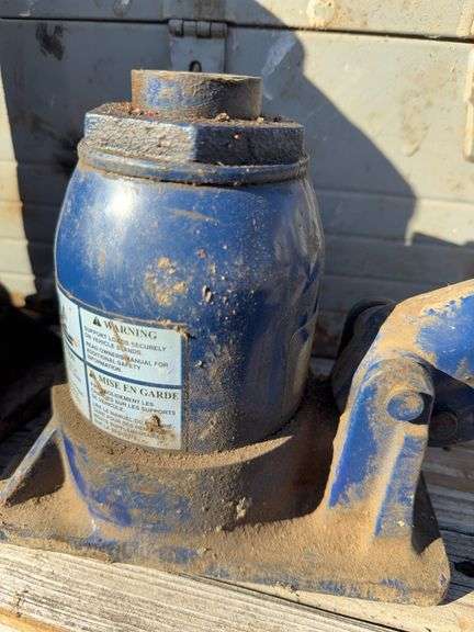 (2) Hydraulic Jacks (Working)