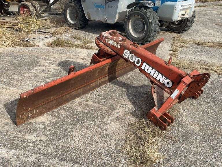 Rhino 900 3 Point Blade, 2 Adjustable Pivot Points to Adjust Same Angle, 9’ Wide, Good Edge, Heavy Blade, Category 1 & 2 Hook Ups, Nice Blade, Reversible