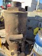 (2) Hydraulic Jacks (Working)