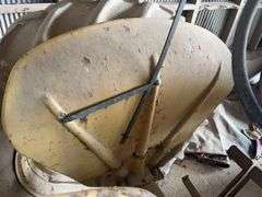 Minneapolis Moline Model R Tractor, Engine Free, Rear Tires Hold Air But Are Cracked, Front Tires Are Flat, No Battery, Parts or Project, Key Included