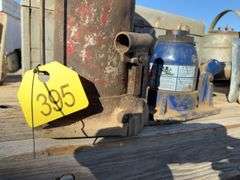 (2) Hydraulic Jacks (Working)