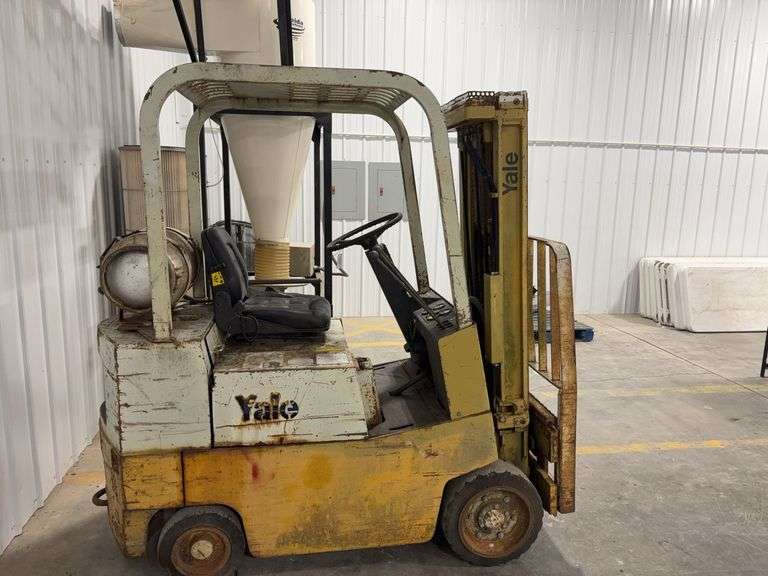 Yale Propane Fork Lift, Does Run and Operates as it should, 6480 lbs, machine weight, 174” max Fork Height at 2800lbs, Forks not Included, Model # GTC-030-UAT-077-P, Side Shift, Tilt Back, 5179.4 machine hrs.