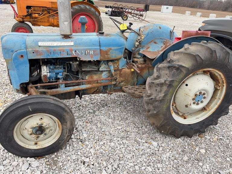 Fordson Dexta Tractor, Parts or Project Machine, All Tires are cracked, No Battery, Engine Is Free