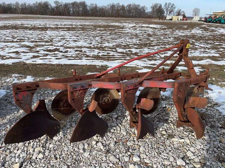 Massey Ferguson 4 Bottom Mounted Plow, 14” Shares,
