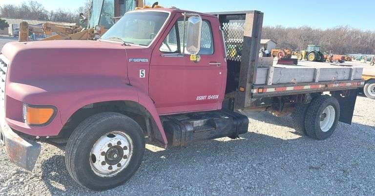 (TITLE) 1998 Ford F-800 Regular Cab,Title In Hand,  Manual Transmission, Knapheide Flat Dump Bed, 174,435 miles, Diesel Engine, Pintle Hitch Receiver, Runs and Drives but has Brake Issues, Needs Parking Brake Chamber, Tires 70%, Bed Raises and Lowers, Wood Deck on Dump Bed Needs Replace,