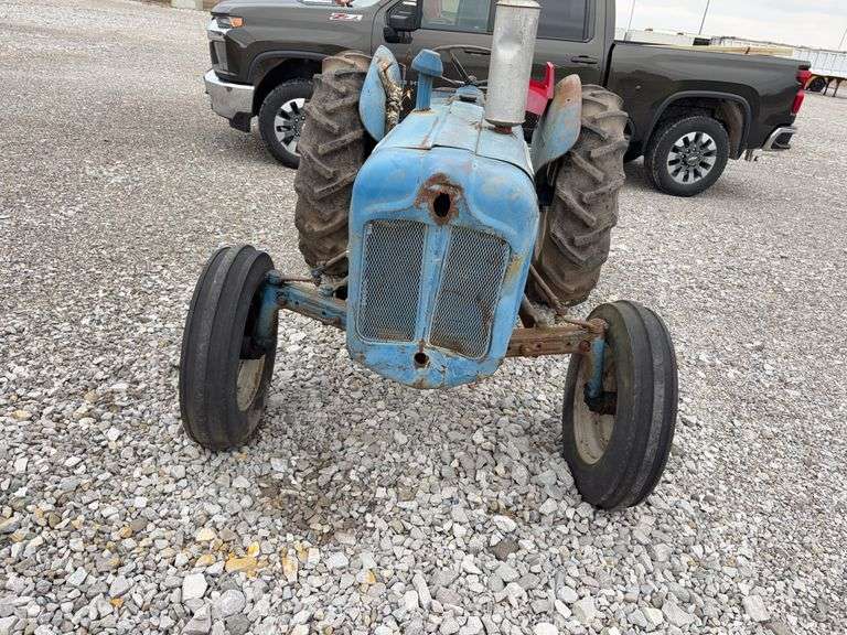 Fordson Dexta Tractor, Parts or Project Machine, All Tires are cracked, No Battery, Engine Is Free
