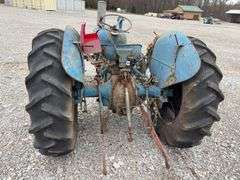 Fordson Dexta Tractor, Parts or Project Machine, All Tires are cracked, No Battery, Engine Is Free