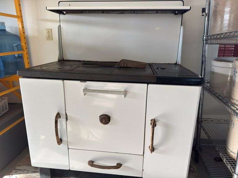 Vintage Majestic Mfg Cook Stove Burns Coal Or Wood , Side Resourvoir For Heating Water.