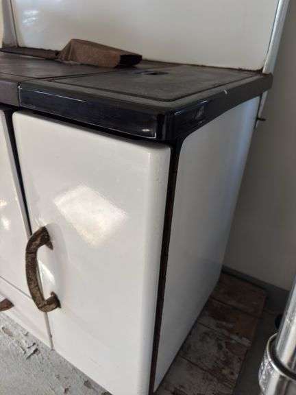 Vintage Majestic Mfg Cook Stove Burns Coal Or Wood , Side Resourvoir For Heating Water.