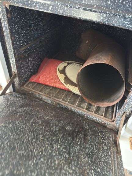 Vintage Majestic Mfg Cook Stove Burns Coal Or Wood , Side Resourvoir For Heating Water.