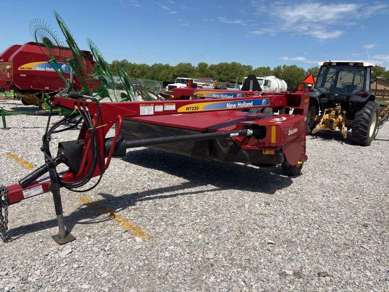 New Holland Model H7220 Discbine, 9’ 2” Cutting Width, Turtles Are Tight, New Knives May 2025, tires hold air, tire tread is good, 540 pto, 7 discs, rubber roller in good condition, Russell Cripe 618 267-1665