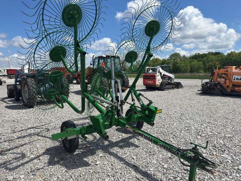 2013 Frontier WR 1008 Wheel Rake, Great Tires, Good Hydraulic Hoses, Bright Paint (Shedded), Center Rake Wheel, All Bearings Spin Freely, All Wheels Turn Straight No Bends, Field Ready, used only 25 Acres a Year, Russell Cripe 618 267-1665