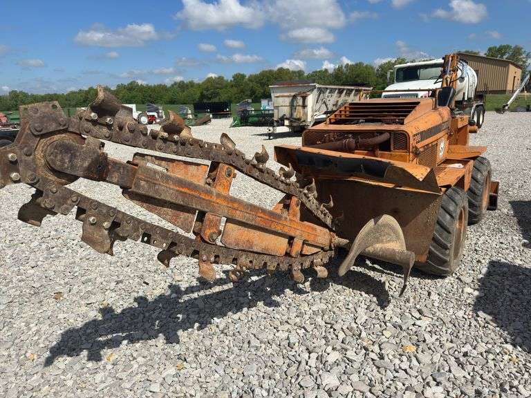 Case Davis Fleetline 40+4 Trencher Backhoe, 4 Wheel Drive Articulating, Bar Cleat Tires Worn, Wisconsin 4 Cylinder Gas Engine, Hours Unknown, Starts And Runs, Owner States The Leveling Blade Will Settle Over Time, Drive Sprocket Is Good, Chain Has Wear, Teeth Are Hard Surfaced. Jeff Mersinger 618 623-8160