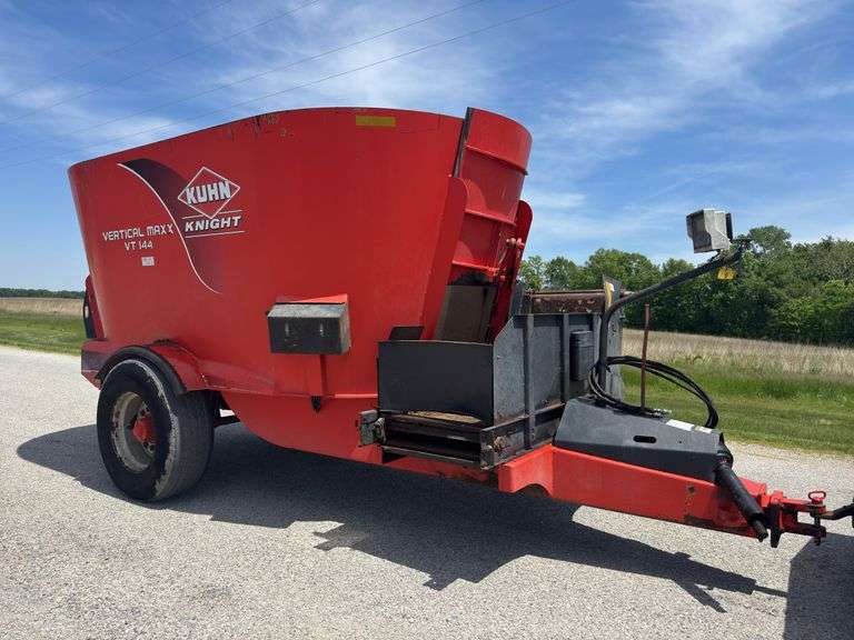 Vertical-Maxx VT 144 Mixer, 640 XL Weigh Tronics, 2013 Model, Owners Manual, Needs Some Patching On The Feed Conveyor, Flighting is Thin But Has Been Been Used Daily