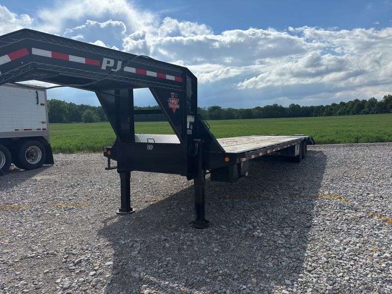(TITLE) 2020 Model 35’ PJ Flat Bed Trailer, Gooseneck Hitch, Electric / Hydraulic Jacks, Nice Deck, 29 1/2 Foot Deck W/ 5 1/2’ Beavertail, 102” Wide , 2 Loading Ramps, Underbody Tool Box, Like New Radials 235/85R16 14 PR, Clean Title In Hand
