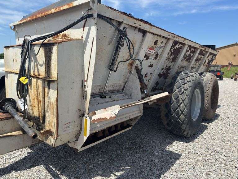 2011 8141 Knight Slinger, 4100 Gallon, Solid Metal / Good Hammers, Small 1000 PTO, Been Tbrough The Shop And Several Panels Replaced, Hammers Are 1 Year Old, Field Ready