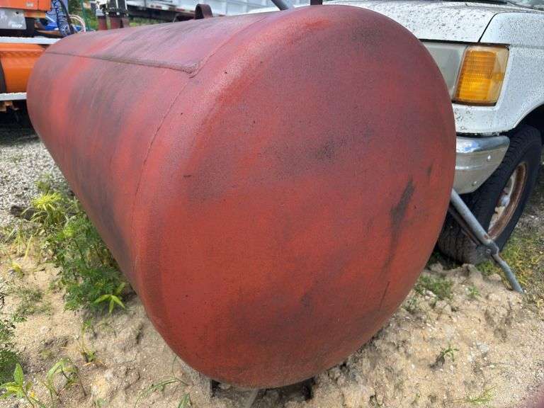 750 Gallon Storage Tank With Banjo Valves , Vacuum Gauge, Inspect at 1063 School Street , Hillsboro IL