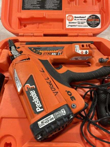 Paslode CF325XP Cordless Framing Nailer, Charger, Battery, Case Missing One Lock