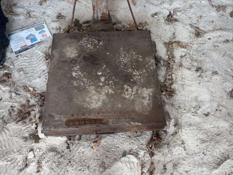 Howe Scale Co Feed Bag Scale, (4) steel wheels, has (4) additional weights with it,