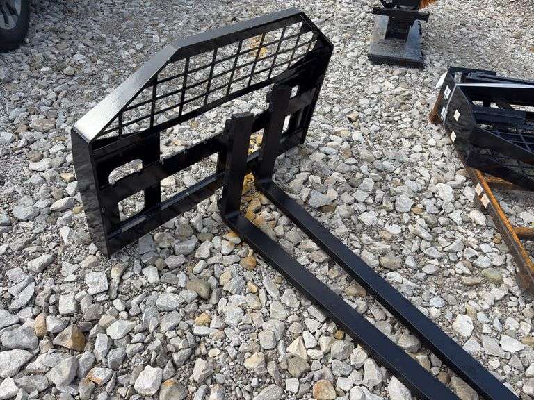 Unused MMS GIYI 60” Pallet Forks, 60” length, Quick Attach,