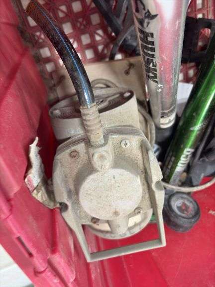 Electric Vacuum Pump does run, (4) Bicycles Tire Air Pumps,