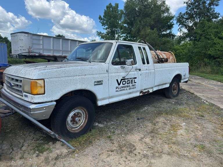 (TITLE) 1989 Ford F-250,Extended Cab, 460 V 8, NEEDS Alternator, Batteries, (Stolen) 4 Speed Overdrive, 2 Wheel Drive, 500 Gallon Tank Inspect At 1603 School Street Hillsboro, Illinois