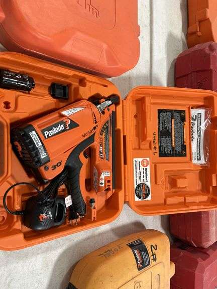 Paslode CF325XP Cordless Framing Nailer, Charger, Battery, Case Missing One Lock