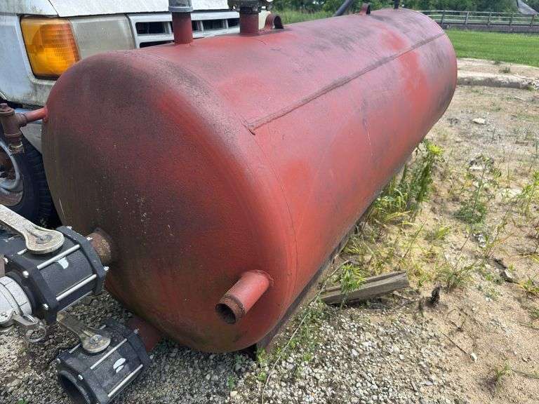 750 Gallon Storage Tank With Banjo Valves , Vacuum Gauge, Inspect at 1063 School Street , Hillsboro IL