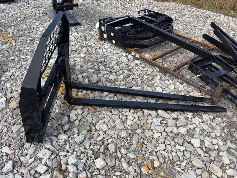 Unused MMS GIYI 60” Pallet Forks, 60” length, Quick Attach,