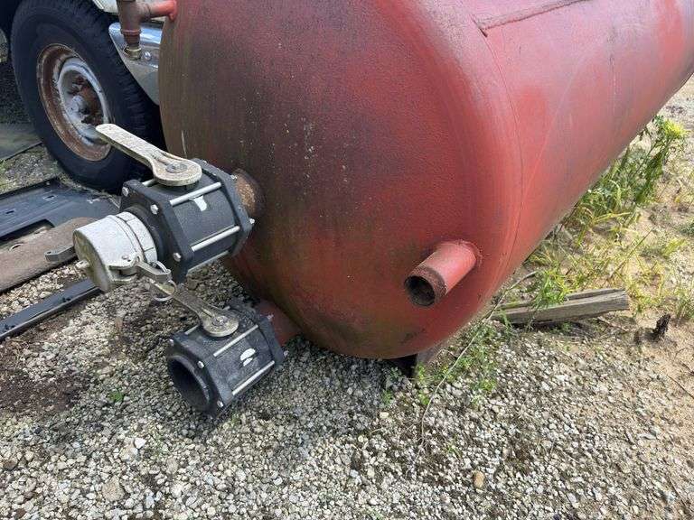 750 Gallon Storage Tank With Banjo Valves , Vacuum Gauge, Inspect at 1063 School Street , Hillsboro IL