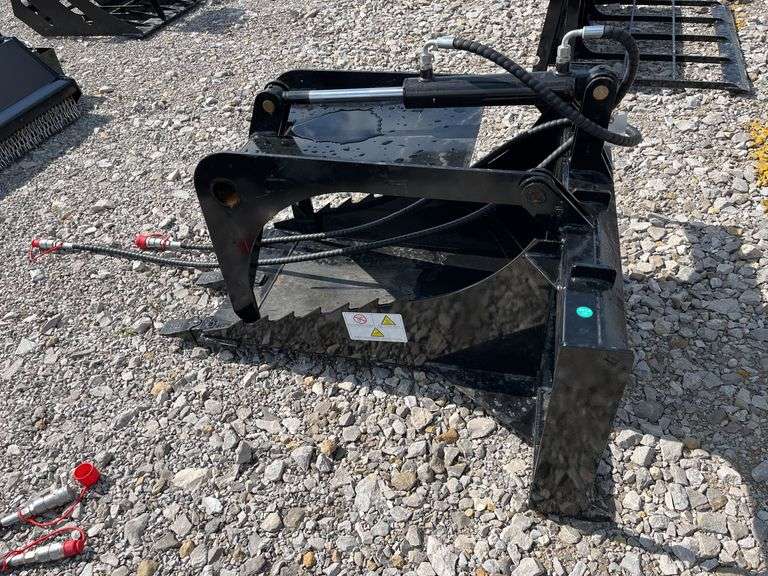 Unused MMS GIYI Skid Steer Stump Grab Bucket, Model GY-SGB20, 20” Wide Bucket, 3 Replaceable Teeth, Low Flow, Universal Plate
