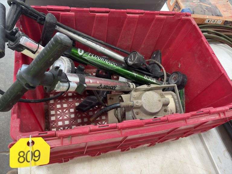 Electric Vacuum Pump does run, (4) Bicycles Tire Air Pumps,