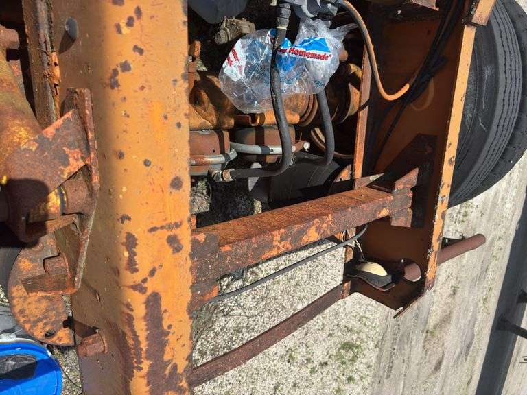 (TITLE) 1996 Ford L9000 Truck Tractor, Non Running, Has Ran but Needs Batteries, Cat 3176 Diesel Engine, Day Cab Truck Used Only As A Yard Truck, Air Slide 5 th Wheel, Air Ride Suspension On Rear Axel, 7 Speed Manual Transmission Inspect At 1603 School Street, Hillsboro Illinois